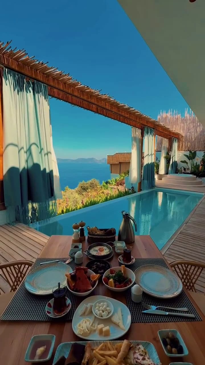 Orkide: uzun havuzun başında kurulmuş serpme kahvaltı; deniz ve kamış pergola.